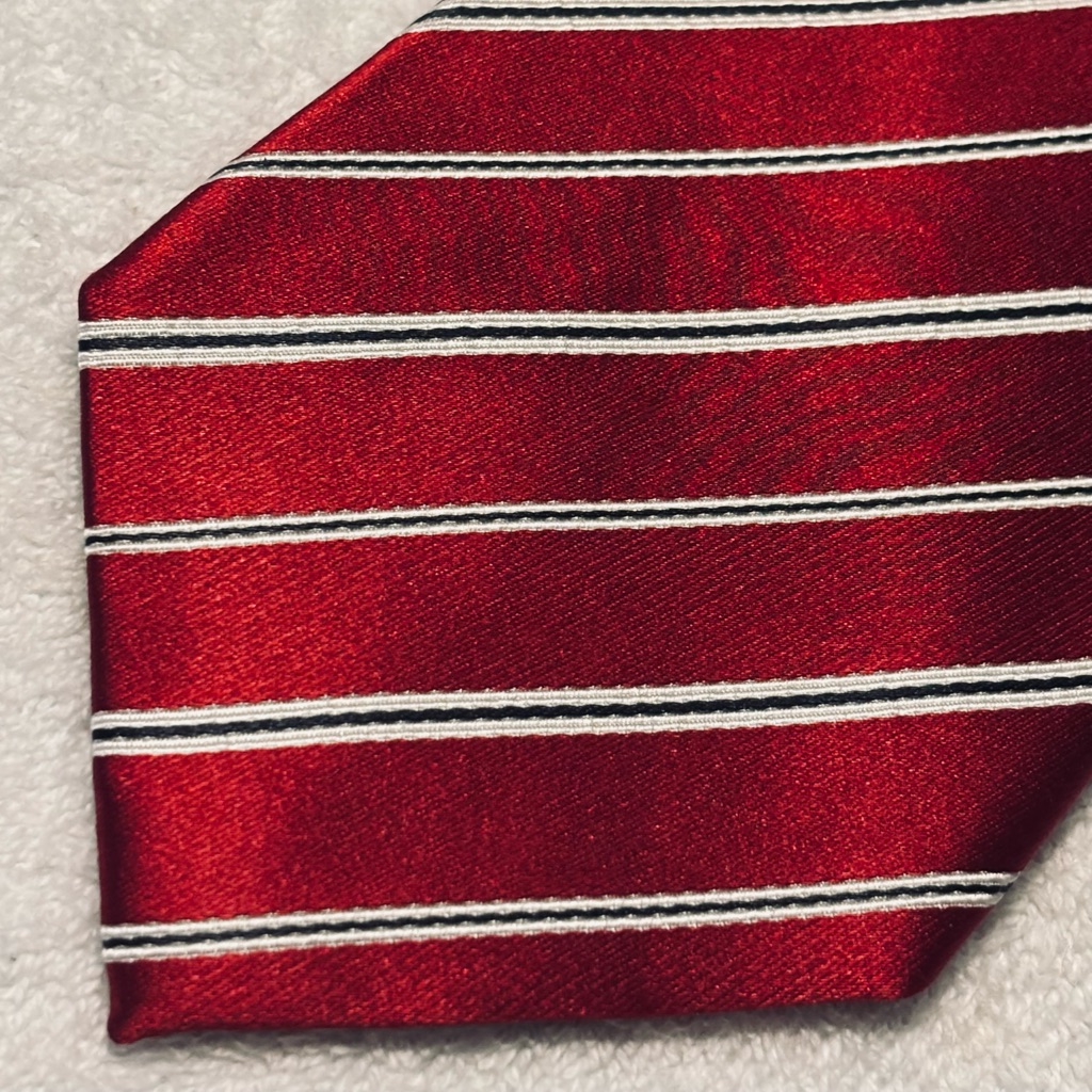 Brand New Stylish Tie By Geoffrey Beene